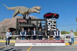 Ramos Arizpe presenta su entrada monumental con un T-Rex y una Blazer, símbolos de su identidad