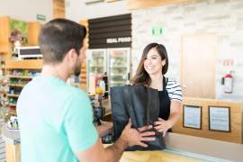 Algunos comercios del centro de Saltillo mantuvieron operaciones este 25 de diciembre, atendidos por personal que laboró en plena fecha festiva.