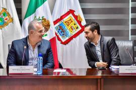 Román Alberto Cepeda, alcalde de Torreón (izq.), en coordinación con el gobierno estatal, busca ampliar la infraestructura y mejorar los servicios de la ciudad.