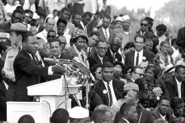 Martin Luther King Jr. habla ante miles de personas durante su discurso “Tengo un sueño” en el Monumento a Lincoln el 28 de agosto de 1963, en Washington.