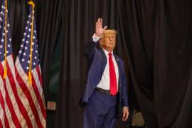 El expresidente Donald Trump, candidato presidencial republicano, habla durante un evento de campaña en Clive, Iowa.