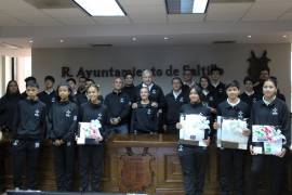 Antonio Cepeda Licón y José María Fraustro Siller entregaron uniformes a los atletas saltillenses que competirán en los International Children’s Games.