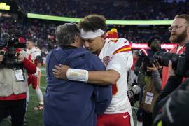 Tras la victoria, Bill Belichick, quien podría dejar a los Patriots al finalizar la Temporada, se abrazó con el quarterback ganador del encuentro, Patrick Mahomes, de los Chiefs.