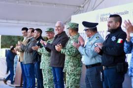 El alcalde de Torreón, Román Cepeda, encabezó la ceremonia de izamiento de la Bandera Nacional en la Plaza Mayor, acompañado por mandos militares y autoridades civiles.