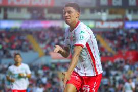 Johan Rojas celebró el primer gol de Necaxa en la victoria ante Querétaro en el Estadio Victoria.
