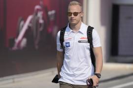 El piloto de Haas, el ruso Nikita Mazepin, arriba al Circuito Internacional Losail en Losail, Qatar, 18 de noviembre de 2021, para el Gran Premio de Qatar de F1. AP/Darko Bandic