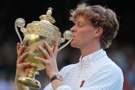 Jannik Sinner levantó su segundo trofeo consecutivo de Wimbledon tras vencer a Alexander Zverev en cuatro sets.