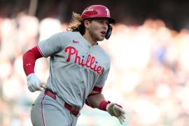 Alec Bohm apareció en la décima entrada con el jonrón que dio vida a los Phillies y mandó la Serie de Comodín ante Braves a un definitivo tercer juego.