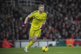 Aaron Ramsdale, arquero del Arsenal, controla el balón durante un partido ante el Manchester City, el miércoles 15 de febrero de 2023.
