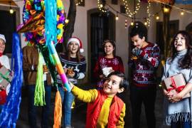 Familias mexicanas participan en el tradicional “pedir posada” durante la temporada navideña.