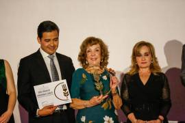 Lilia Amparo Cantú de Cárdenas recibió el premio póstumo de manos de Eder López y Azucena Ramos.