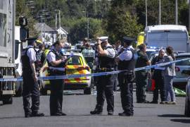 La policía asegura el área donde fue detenido el presunto atacante en Southport, Merseyside, Inglaterra.