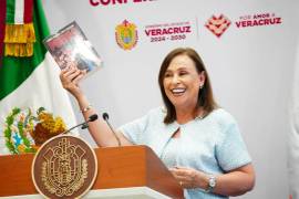 XALAPA, VERACRUZ, 05OCTUBRE2026.- Rocío Nahle, gobernadora de Veracruz, obsequió ejemplares del nuevo libro de Andrés Manuel López Obrador “Pueblo”, al finalizar su conferencia. FOTO: YERANIA ROLÓN/CUARTOSCURO.COM
