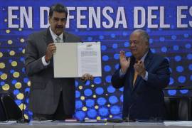 El presidente Nicolás Maduro muestra un documento del Consejo Nacional Electoral con la aprobación mayoritaria de los venezolanos para reclamar el territorio del Esequibo.