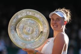 La tenista checa Linda Noskova celebra con el trofeo tras coronarse campeona de Wimbledon 2026, luego de vencer a Karolina Muchova en una dramática Final de Grand Slam en el All England Club.