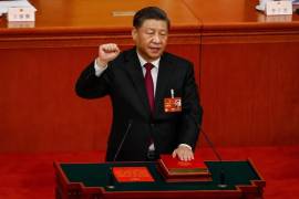 El presidente chino Xi Jinping saluda, puño en al término de la Asamblea Nacional Popular china que le ha designado para un tercer mandato.