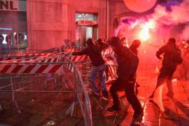 Activistas pro-Palestina ‘hacen desfilar’ a Netanyahu por estiércol en protesta frente a La Scala