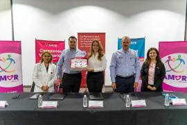 Luly López Naranjo, presidenta honoraria del DIF Saltillo, durante la firma del convenio de colaboración con Farmacias del Ahorro.