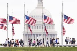 Coronavirus. “La pandemia no ha terminado”, subrayaron autoridades mientras las banderas estadounidenses ondeaban a media asta para conmemorar el millón de fallecidos por la enfermedad del COVID-19.
