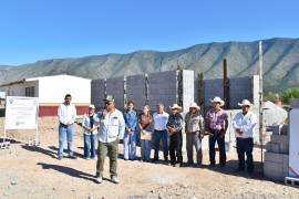 Autoridades municipales dan inicio a la obra educativa en el ejido Estanque de Norias.