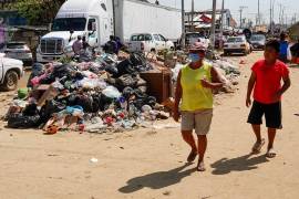 Tras el golpe del huracán ‘Otis’, la población de la zona afectada expresa preocupación por el surgimiento de infecciones a causa de la acumulación de basura y agua podrida. FOTO: ROGELIO MORALES/CUARTOSCURO