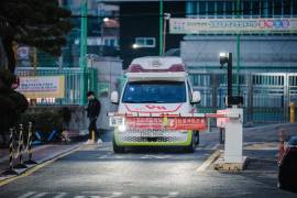 El sistema de respuesta de emergencia de Seúl se enfrenta a retos, incluyendo tiempos de respuesta más largos para las ambulancias debido al hacinamiento en los hospitales y a la falta de personal médico.