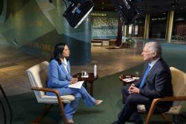 El presidente de Cuba, Miguel Díaz-Canel (d), en una entrevista en la que aseguró que no renunciará a su cargo, en La Habana, Cuba.