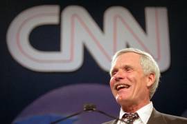 Ted Turner pronuncia un discurso durante el banquete de colaboradores de CNN World Report en Atlanta el 4 de mayo de 1995.