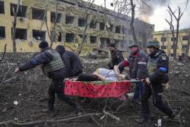 En esta imagen de archivo, Iryna Kalinina, una embarazada herida de 32 años, es transportada desde una maternidad dañada por un ataque aéreo ruso en Mariúpol, Ucrania, el 9 de marzo de 2022.