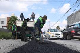 Cuadrillas municipales rehabilitan tramos de la calle Mezquite, en el fraccionamiento Loma Linda, tras las afectaciones por las lluvias.