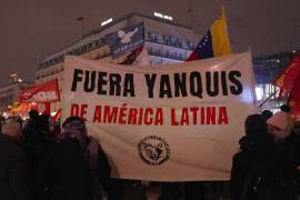 Varias personas sostienen una pancarta que dice “Fuera Yanquis de América Latina” durante una manifestación cerca de la Embajada de Estados Unidos en Berlín, Alemania, el sábado 3 de enero de 2025.