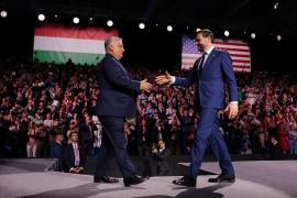 El vicepresidente de Estados Unidos, JD Vance, y el primer ministro húngaro, Viktor Orbán, a la izquierda, se estrechan la mano durante un acto por el Día de la Amistad en Budapest, Hungría.