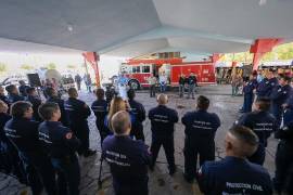 El alcalde Carlos Villarreal Pérez entrega el nuevo compresor al Cuerpo Heroico de Bomberos de Monclova, fortaleciendo sus equipos de rescate.