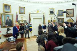 Esta semana, la Casa Blanca negó a los periodistas de The Associated Press asistir a tres apariciones mediáticas del presidente Donald Trump, dos de ellas celebradas en el Despacho Oval.