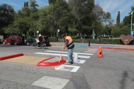 El Gobierno de Saltillo reforzó la señalización de los pasos peatonales en el Centro Histórico.