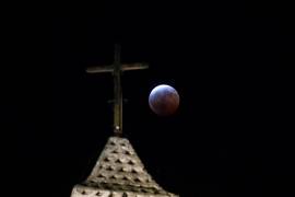 La Luna adquirió tonalidades rojizas durante el eclipse observado desde Saltillo.