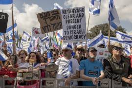 Los israelíes protestan contra el plan de reforma judicial del primer ministro Benjamín Netanyahu fuera del Parlamento en Jerusalén, el 27 de marzo de 2023.