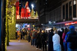 Compradores del Viernes Negro hacen fila para entrar a la tienda insignia de Macy’s el viernes 28 de noviembre de 2025 en Nueva York.
