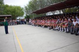 Sonia Villarreal Pérez, subsecretaria de Gobierno en la Región Norte, anunció la construcción de la techumbre durante una ceremonia cívica en el plantel.
