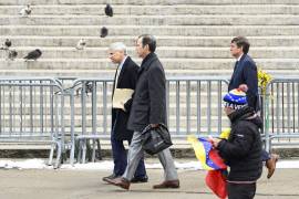 Un abogado de Nicolás Maduro, el líder venezolano que fue secuestrado de su país por las fuerzas estadounidenses el mes pasado y acusado de delitos federales, afirma que la administración Trump impide que el gobierno venezolano pague los honorarios legales de Maduro.