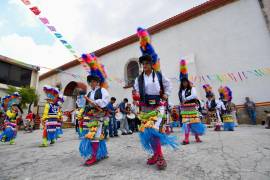 La tradicional Procesión de la Cera cumplió 186 años y volvió a reunir a familias y danzantes rumbo al Santísimo Cristo del Ojo de Agua.