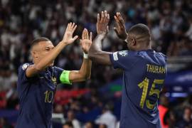 Thuram, anotador del primer gol de Francia, y Mbappe, estrella de la Selección, festejaron la victoria frente a Irlanda.