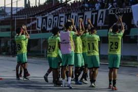 Saltillo Soccer logró una victoria crucial al derrotar 1-0 a San Pedro 7-10 F.C. con un gol debut de Óscar Esparza.