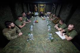 El presidente ucraniano Volodímir Zelenski. en el centro, sostiene una reunión con militares cerca de la ciudad fronteriza de Pokrovsk, región de Donetsk, Ucrania.