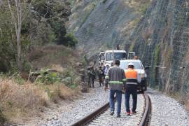 Elementos de Marina y Guardia Nacional montan un cerco de seguridad en inmediaciones de la zona en donde se descarriló el día de ayer el Tren Interoceánico.