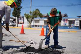 Cuadrillas municipales realizan trabajos de bacheo en distintos sectores de Ramos Arizpe.