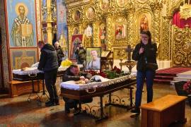 Familiares, colegas y amigos de Olena Hubanova y el camarógrafo Yevhen Karmazin, que murieron cuando un avión no tripulado ruso de The Lancet impactó su vehículo en Kramatorsk, Ucrania.