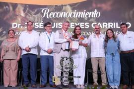 José Luis Reyes Carrillo fue distinguido durante el XXXII Congreso Internacional de Actualización Apícola por sus aportaciones al desarrollo de la apicultura en México.