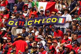 Aficionados con una pancarta de Checo previo al Gran Premio de F1 de Ciudad de México en el Autódromo Hermanos Rodríguez en Ciudad de México (México).