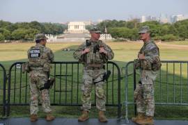 Miembros de la Guardia Nacional custodian el Monumento a Washington, el 15 de julio de 2026, en Washington. El Monumento a Lincoln se ve al fondo.